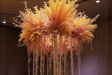 Instalación floral artística en techo